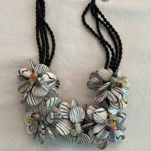 Gorgeous fashion jewelry artisan statement necklace black beads white flowers